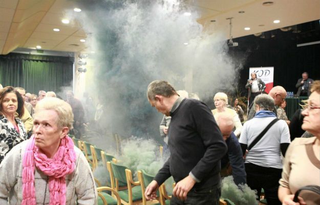 Świeca dymna odpalona na spotkaniu z Michnikiem. Poseł Kukiz'15: 25 lat za późno