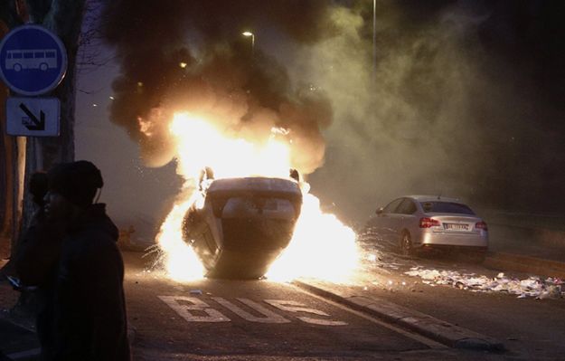 22-latek zgwałcony przez policjanta. 37 zatrzymanych po zamieszkach pod Paryżem