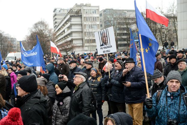 Kolejna manifestacja KOD i opozycji przed Sejmem