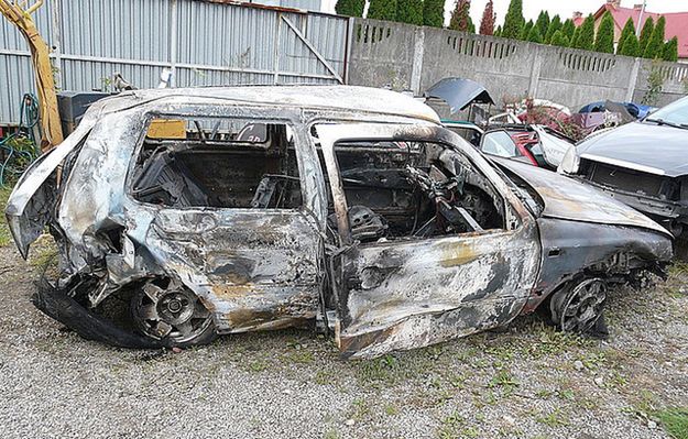 Po wypadku spalili samochód i zostawili obok umierającą koleżankę. Trafią do aresztu