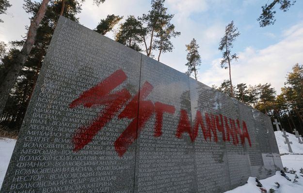 Usunięto część napisów na polskim cmentarzu w Bykowni