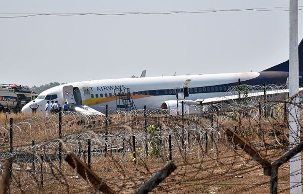 Samolot linii Jet Airways wypadł z pasa podczas próby startu. Rannych zostało 15 osób