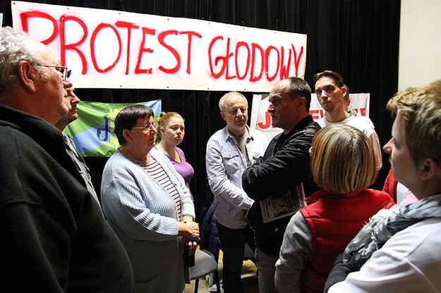 Protest głodowy w Dobrzeniu Wielkim pod Opolem. Awantura z prezydentem miasta, interweniowała policja