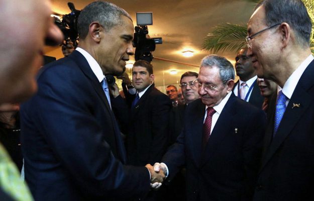 Panama: uścisk dłoni Obamy i Castro