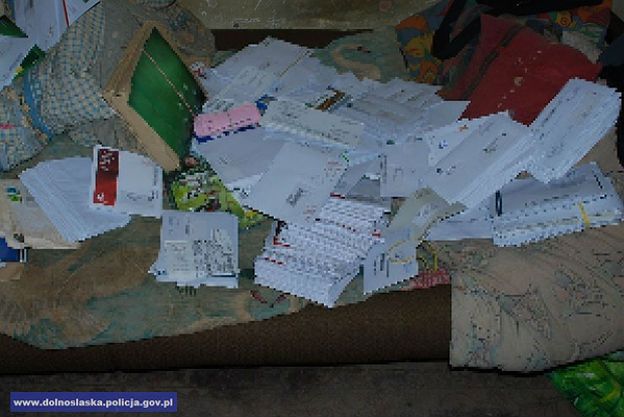 Policjanci z Legnicy przyjechali do awantury. Znaleźli setki listów i przesyłek pocztowych.
