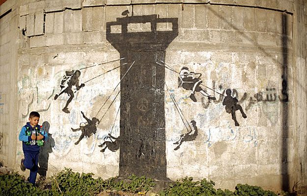 Banksy w Strefie Gazy maluje murale na ruinach palestyńskiej enklawy
