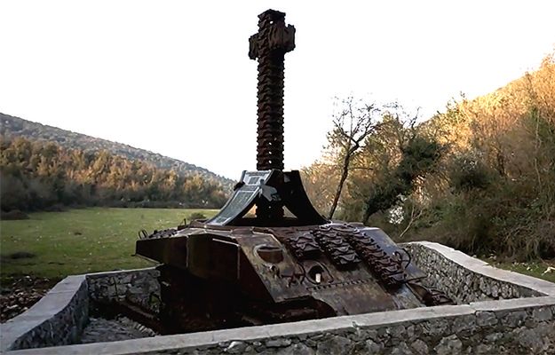 Złodzieje złomu rozkradają polski czołg-pomnik spod Monte Cassino