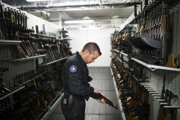 Skąd terroryści z Paryża mieli karabiny Kałasznikowa? Europa ma poważny problem