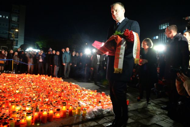 Prezydent Andrzej Duda przybył do Rumunii. Złożył kwiaty przed klubem, w którym zginęło 29 osób