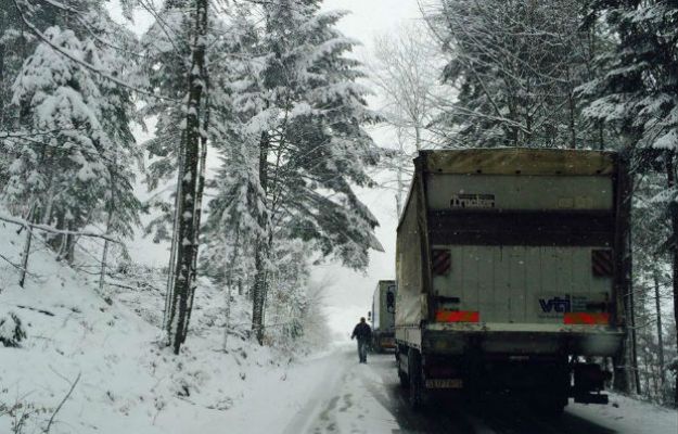W całej Polsce spadł śnieg. Fatalne warunki na drogach. IMGW ostrzega przed zawiejami
