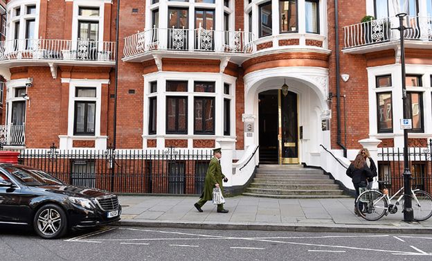 Londyńska policja kończy operację przed ambasadą Ekwadoru, w której ukrywa się Julian Assange