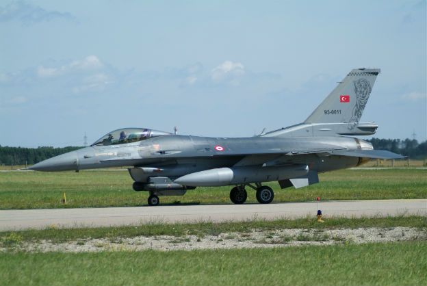 Zmasowane naloty tureckiego lotnictwa na kurdyjskie pozycje w Iraku