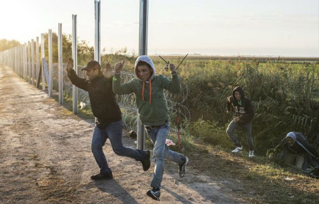 Kilkuset uchodźców przerwało kordon policji przy granicy z Serbią