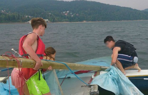 Motorowodniacy uratowali 20-latka na jeziorze żywieckim. "Silny wiatr złamał maszt w katamaranie"