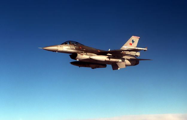 Rząd Turcji potwierdza ataki na cele w Iraku i w Syrii. "Uderzenia z powietrza i z lądu"