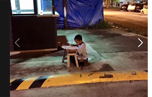 Zdjęcie, które poruszyło internautów. 9-latek odrabia lekcje przy świetle z restauracji