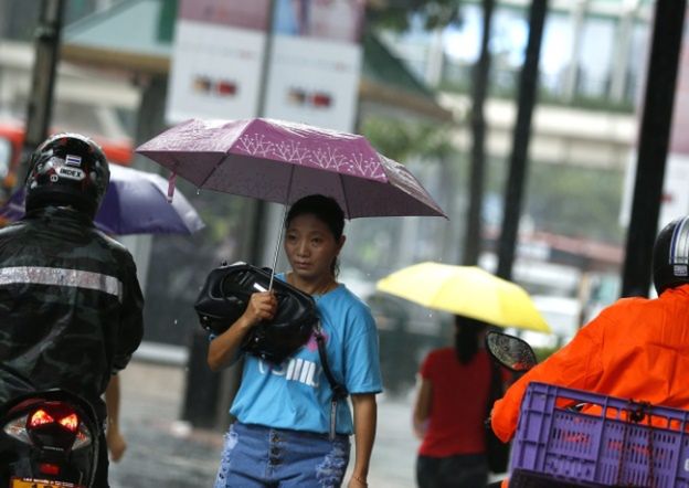 Tajfun zbliża się do Chin. Dziesiątki tysięcy osób ewakuowanych