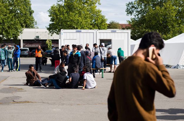 Niemcy coraz bardziej zaniepokojeni falą migrantów. Traci przez to Merkel