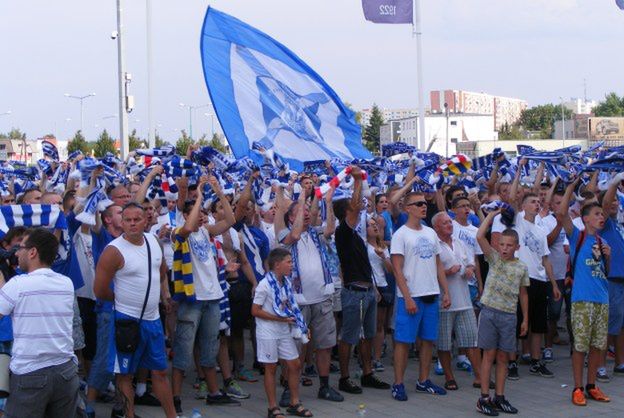 Kibice Lecha chcą kupić 50 tysięcy odblaskowych opasek dla uczniów