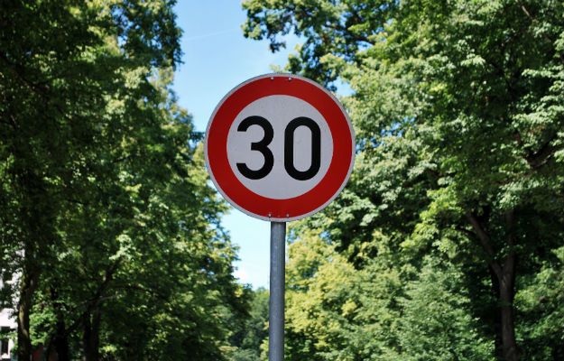 "Strefa 30" w Krakowie. Coraz więcej miast chce wprowadzić ograniczenia prędkości do 30 km/h