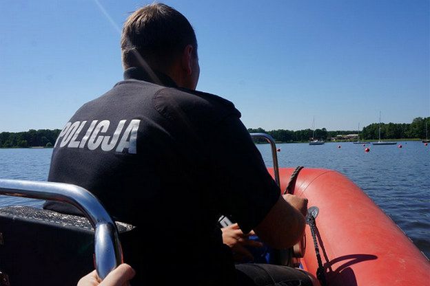 Policja wodna w Rybniku uratowała czteroosobową załogę