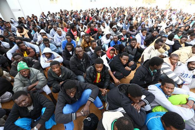 "Okrutna Libia" - nim imigranci wsiądą na przemytnicze łodzie