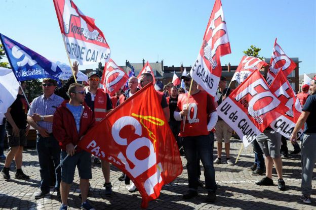 Strajkujący pracownicy promów znów blokują port w Calais
