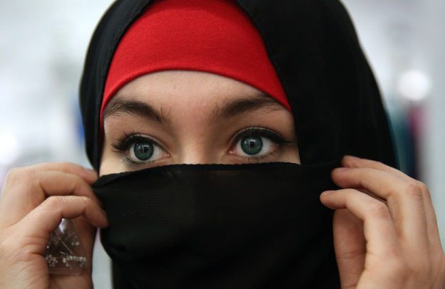Fryzjerka, która nie chciała obsłużyć kobiety w hidżabie, stanęła przed sądem. Grozi jej więzienie