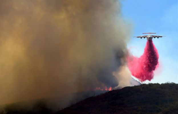 Tysiące ludzi uciekły z domów przed pożarem lasu w Kalifornii