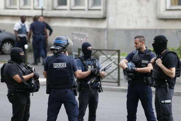 Paryskie służby postawione w stan gotowości. Poszukują afgańskiego uchodźcy: może przygotowywać zamach