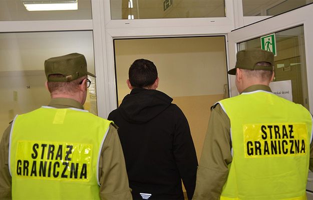 Straż Graniczna zatrzymała 51-letniego Rosjanina. Chciał wwieźć do Polski broń