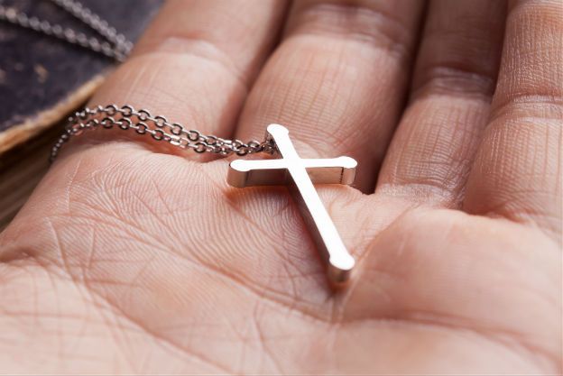 Młody Francuz skatowany za noszenie chrześcijańskiego symbolu religijnego. Sprawcy nieznani