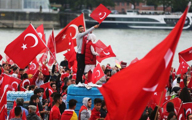 Zwolennicy Erdogana zebrali się na demonstracji w Kolonii