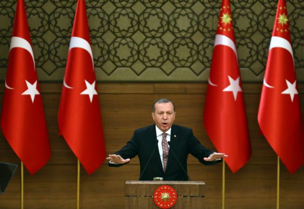 Media: Erdogan oskarża Rosję o zaopatrywanie Kurdów w broń