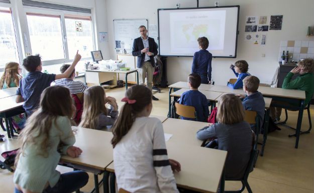 We Włoszech znoszą zakaz używania przez uczniów na lekcjach smartfonów
