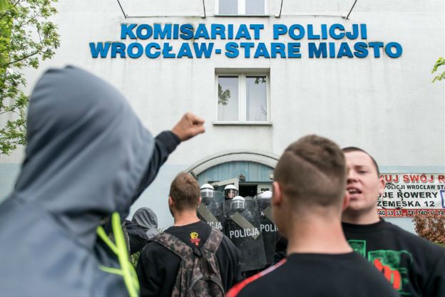Wrocławscy policjanci popełnili błędy: użyli tasera wobec skutego mężczyzny