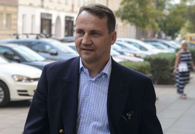 Awantura o katastrofę smoleńską i ekshumacje ofiar. Radosław Sikorski jednym wpisem "zaorał" Jacka Karnowskiego