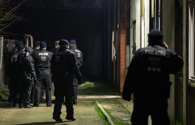 Uzbrojony mężczyzna zabarykadował się w restauracji w Niemczech