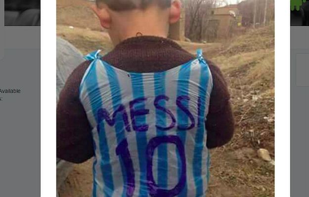 Zdjęcie chłopca w koszulce Messiego z plastikowej torby hitem sieci. Czy Internauci go odnajdą?
