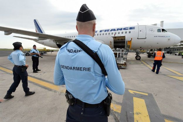 Francja walczy z terroryzmem wśród własnych obywateli. Nowy, radykalny pomysł prawicy
