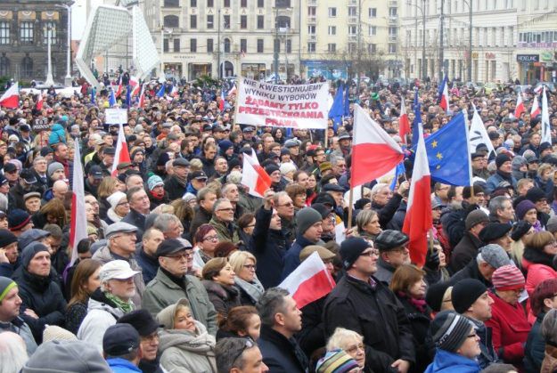 W sobotę w Poznaniu kolejna manifestacja "w obronie demokracji i konstytucji"