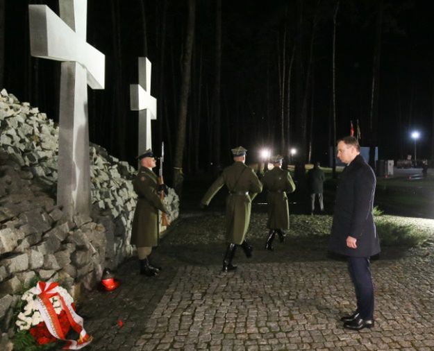 Prezydent Andrzej Duda złożył wieńce na Polskim Cmentarzu Wojennym w Bykowni