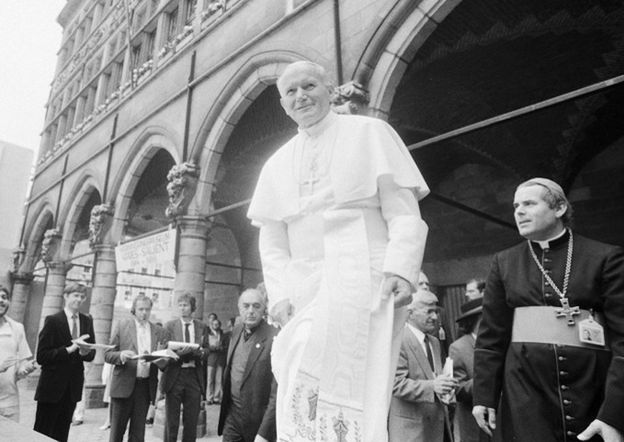 Watykan o filmie BBC o życiu Jana Pawła II: więcej dymu niż ognia