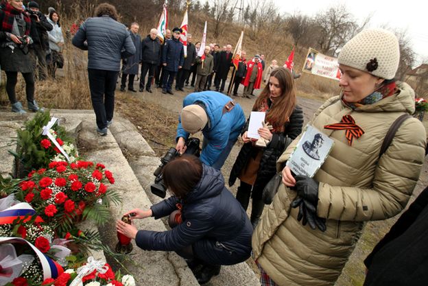 Rosjanie upamiętnili gen. Czerniachowskiego przed pomnikiem w Pieniężnie