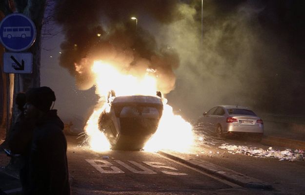 22-latek zgwałcony przez policjanta. 37 zatrzymanych po zamieszkach pod Paryżem