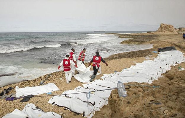 Czerwony Półksiężyc: na wybrzeżu Libii znaleziono zwłoki 74 migrantów
