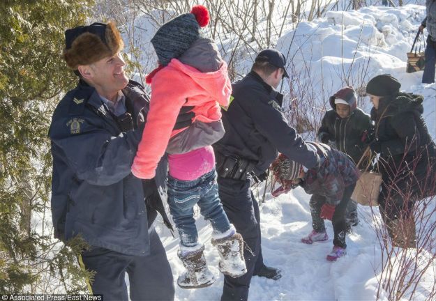 Setki ludzi ucieka przed Trumpem. Dramatyczna sytuacja na granicy z Kanadą