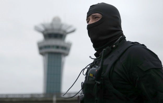 Francja: odpowiedzialny za strzelaninę na lotnisku był pod wpływem alkoholu i narkotyków