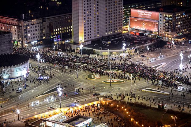 Manifestacje KOD w 35. rocznicę stanu wojennego w całym kraju. Organizatorzy: było nas 30 tys. Policja: 5 tys. na marszu KOD, 2 tys. - na marszu PiS