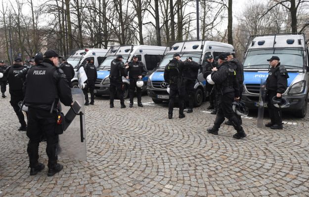 Policjanci z gazem pod Sejmem. Mucha: łzawiącym? Ziemkiewicz: rozweselającym
